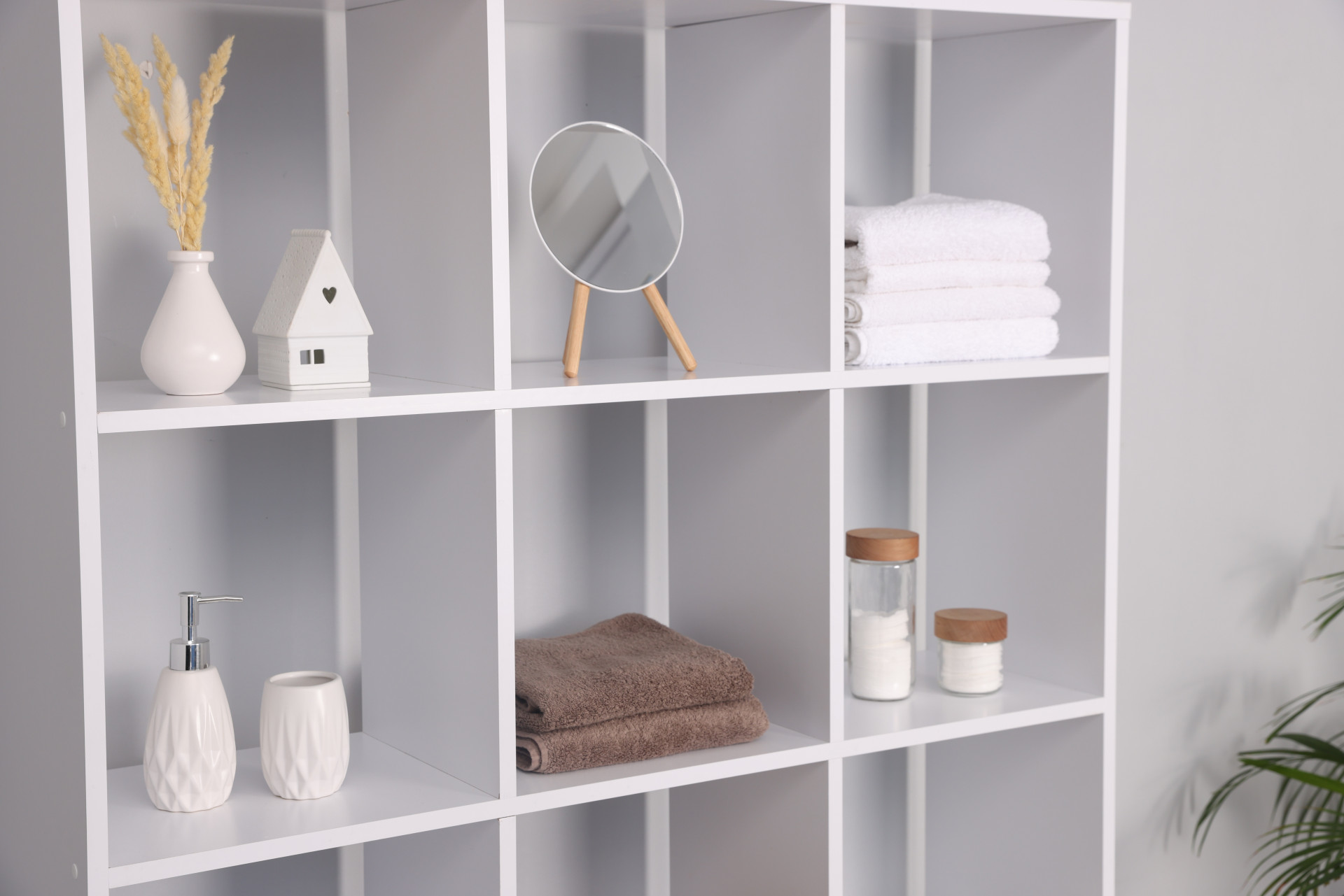 Bathroom Shelving That Organises Without Looking Clinical